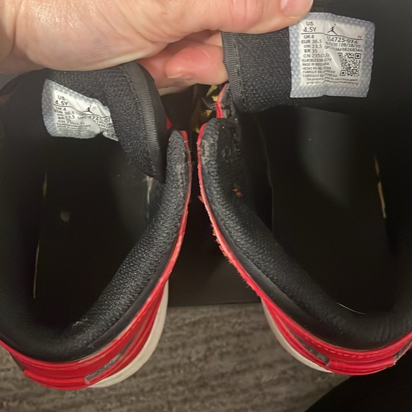 “Banned” Jordan 1 mid 4.5 Y red and black - Picture 5 of 5